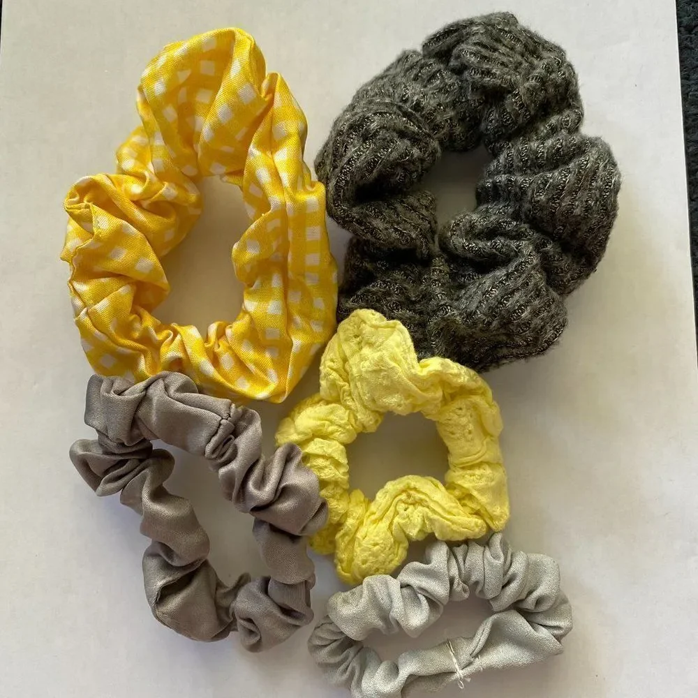Set of 5 Scrunchies - Gray and Yellow Gingham